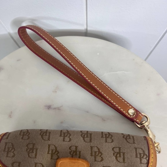 Dooney‎ & Bourke Tan Initialed Wristlet - Picture 6 of 6